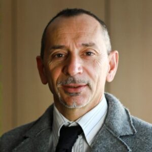 Foto ritratto persona in giacca e cravatta